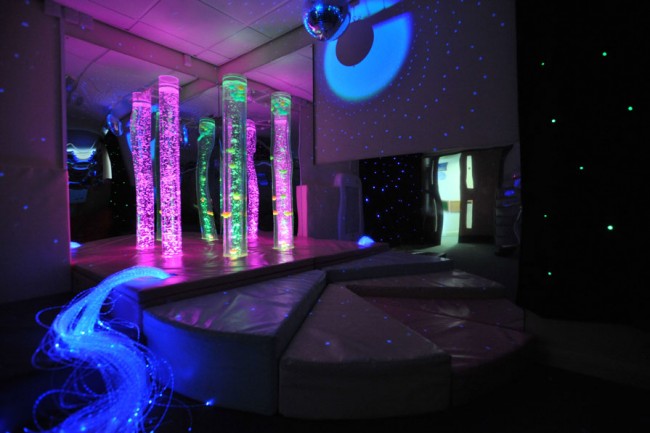salle multi sensorielle noir lumière