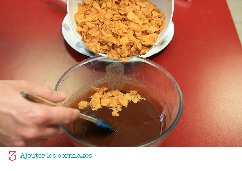 La troisième étape de la rose des sables : ajouter les cornflakes