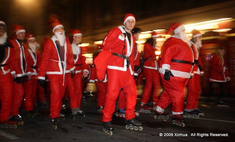 (091220) -- LONDON, Dec. 20, 2009 (Xinhua) -- Roller skaters dressed as Santa Clause skate along the streets during the Santa Skate in London, capital of Britain, on Dec. 19, 2009. More than 400 roller skaters from Britain and neighboring countries participated in the annual street skate on Saturday night, The event was originally launched in 2004. (Xinhua/An Zhiping) (wjd)