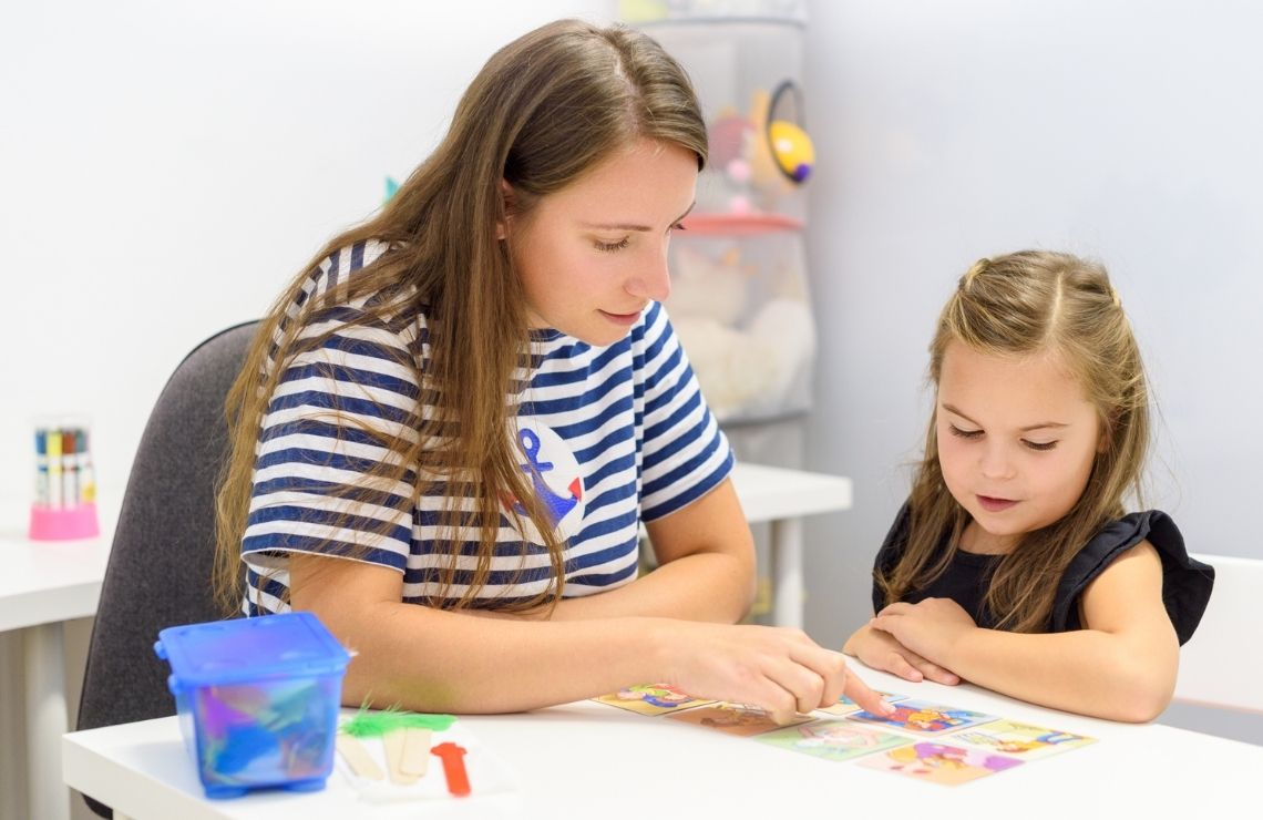 Une professionnelle discute avec une enfant