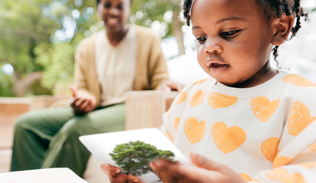 Enfant avec une carte mira 5