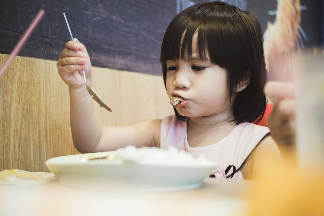 niño comiendo