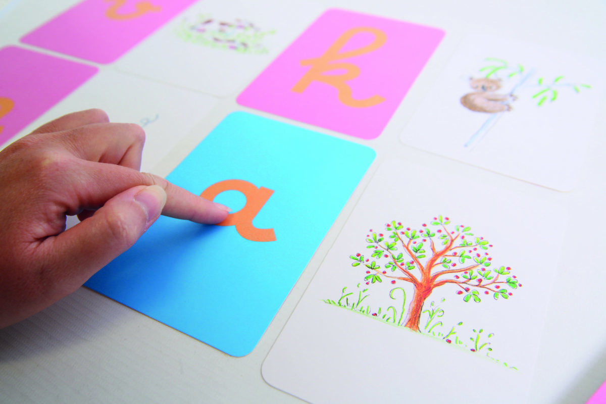 Apprendre l'alphabet avec Montessori : la lettre A