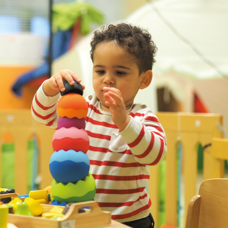 Enfant qui s'amuse avec ses mains à empiler 