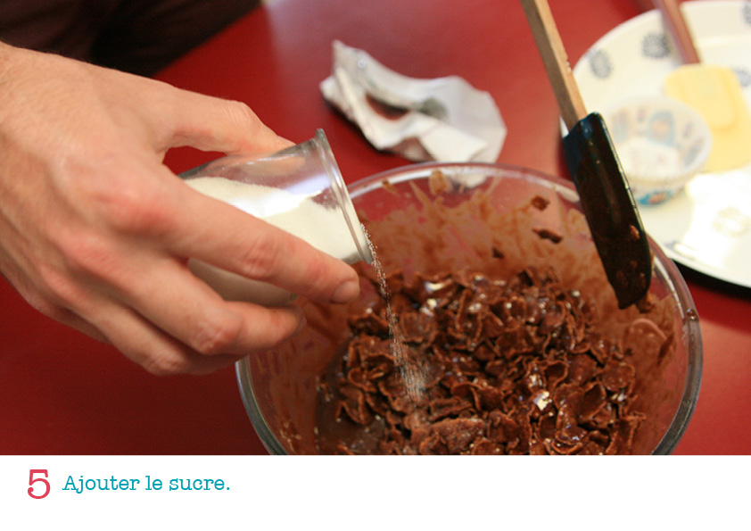 La cinquième étape de la recette : ajouter le sucre