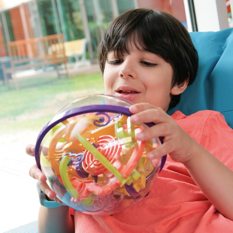 Walid avec le jeu Perplexus