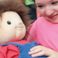 Une enfant tient une poupée empathie (Johan)