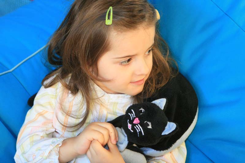 fille avec peluche chat lestée 