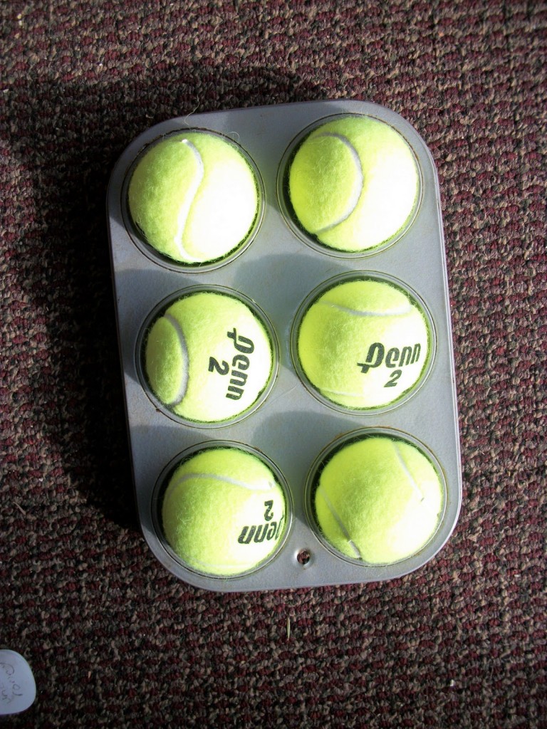 un molde de cocina con pelotas de tenis