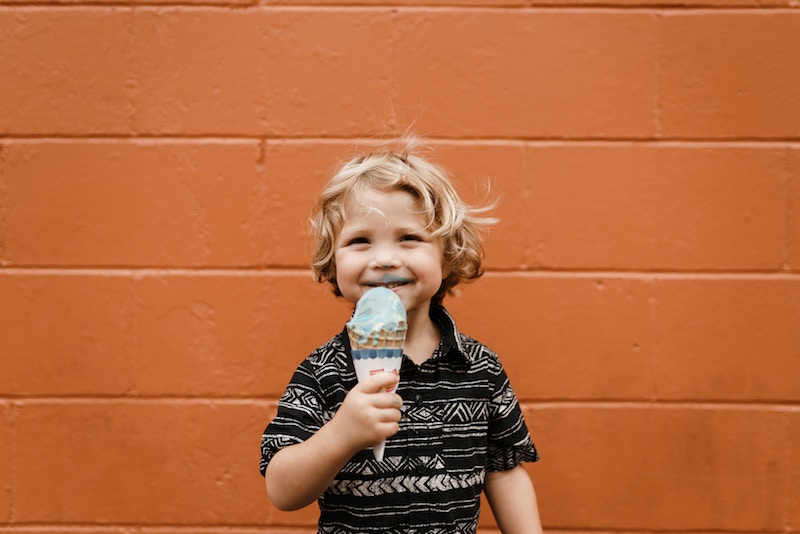 Un enfant mange une glace