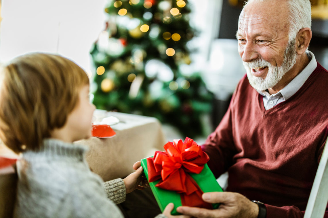 Des idées cadeaux de Noël pour Papy et Mamie - Blog Hop'Toys