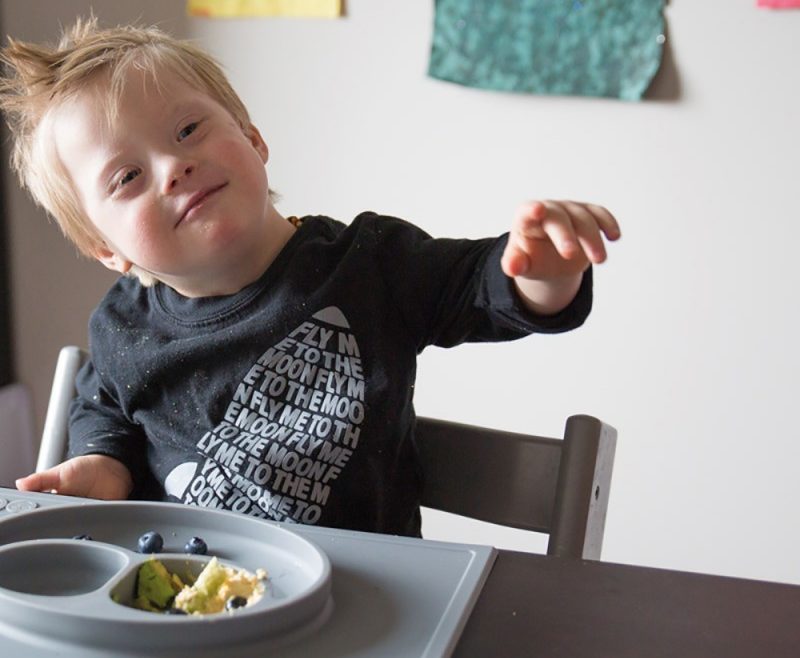 Un enfant à l'heure du repas.