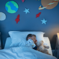 Un enfant dort d'un sommeil profond