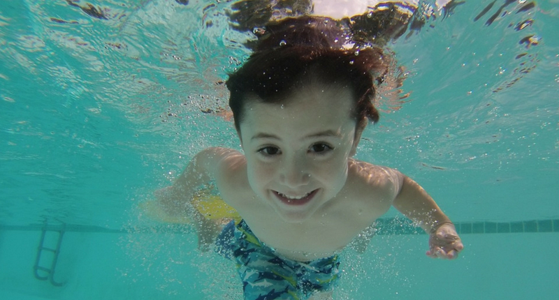 Un enfant sourit dans l'eau