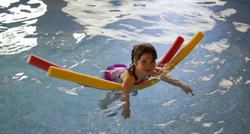 niño en un curso de natación