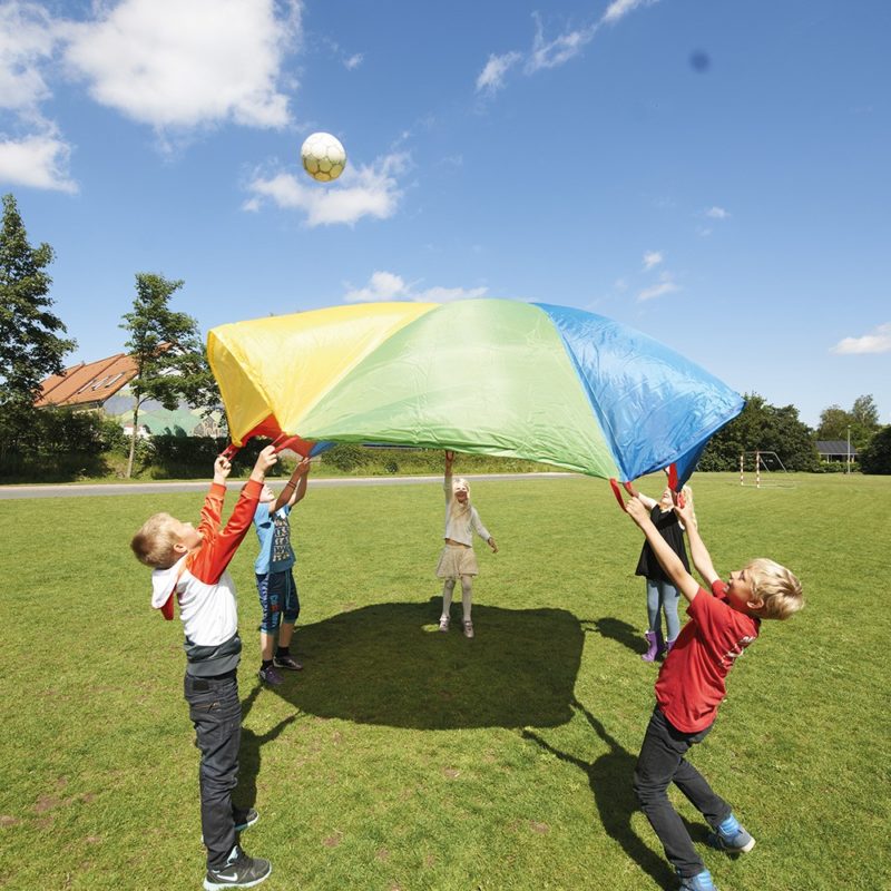 Enfants qui jouent au jeu du parachute.