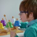 Un enfant joue avec un jeu musical