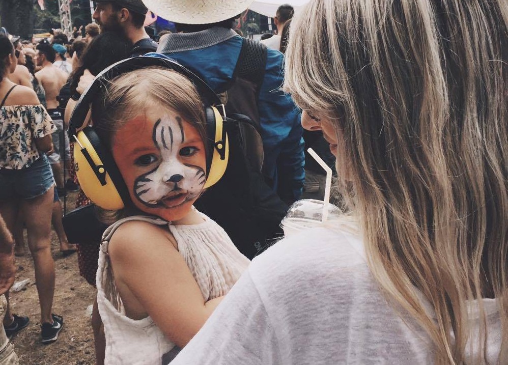 Casco anti-ruido para un niño en un concierto