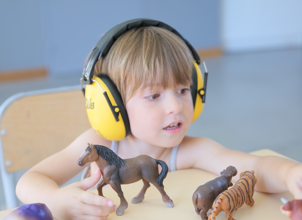 Le casque anti-bruit à l'école pour l'aider à se concentrer