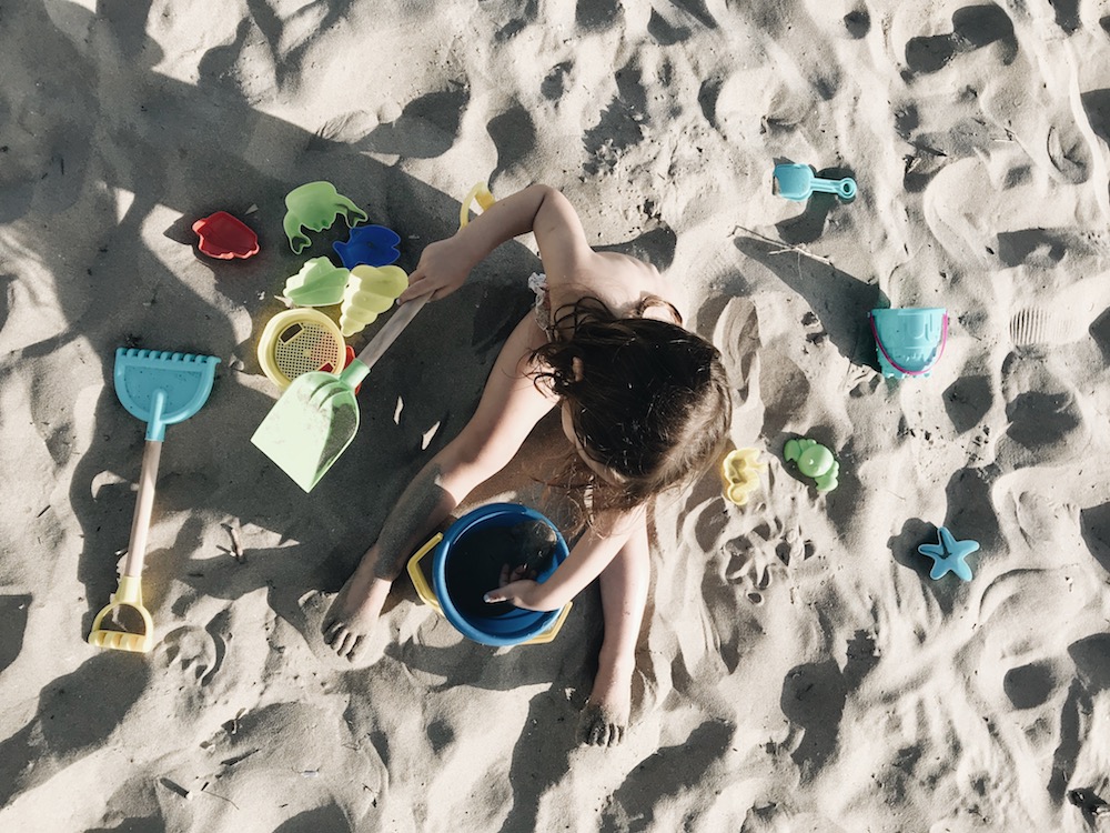 Un enfant joue sur la plage
