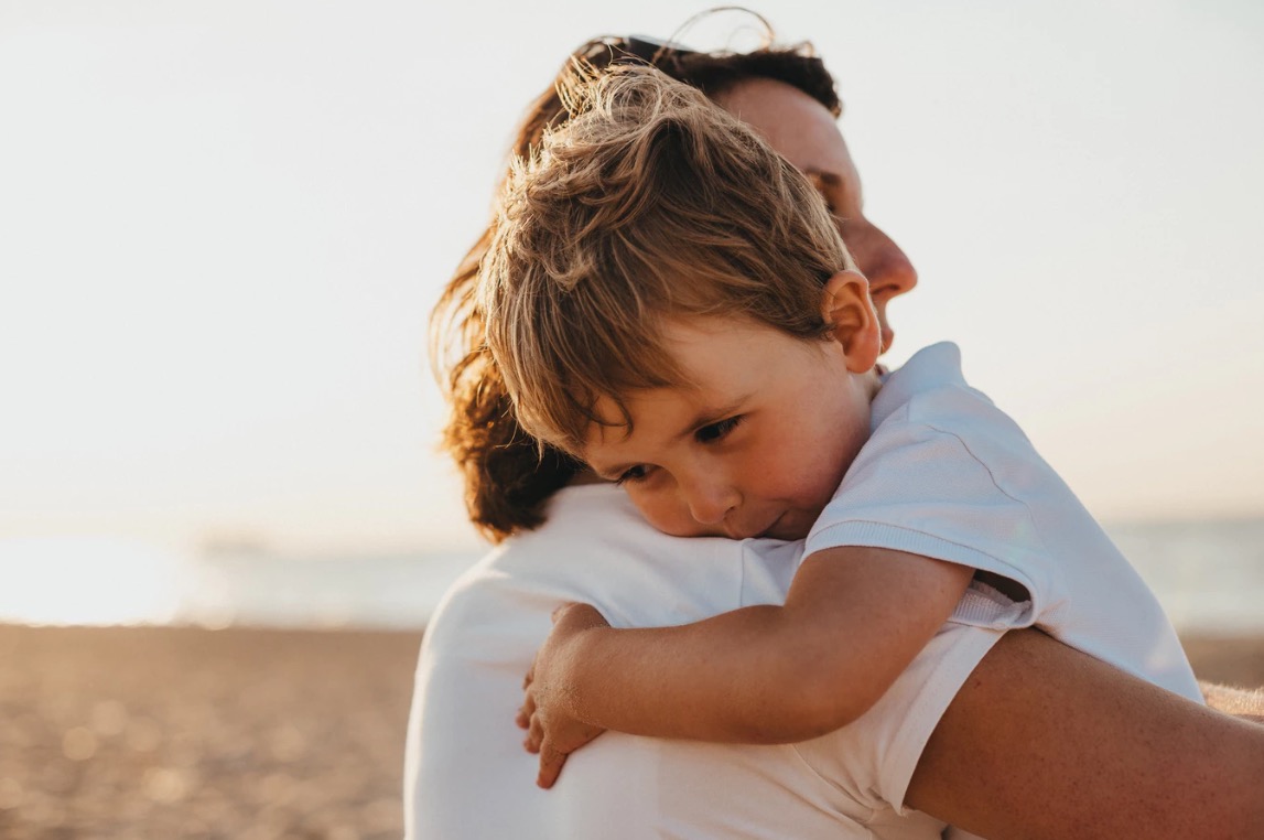 Un enfant enlace sa mère