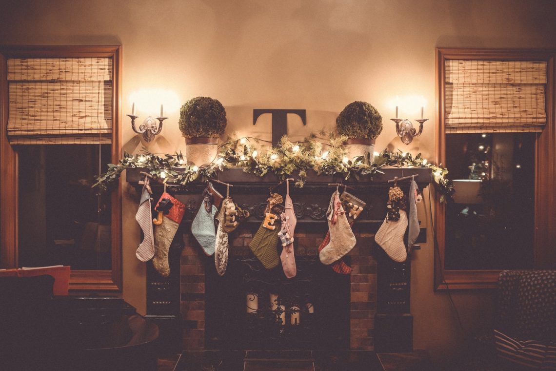 Une cheminée avec des chaussettes de Noël accrochées