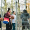 Des adolescents entrent sur un terrain de basket