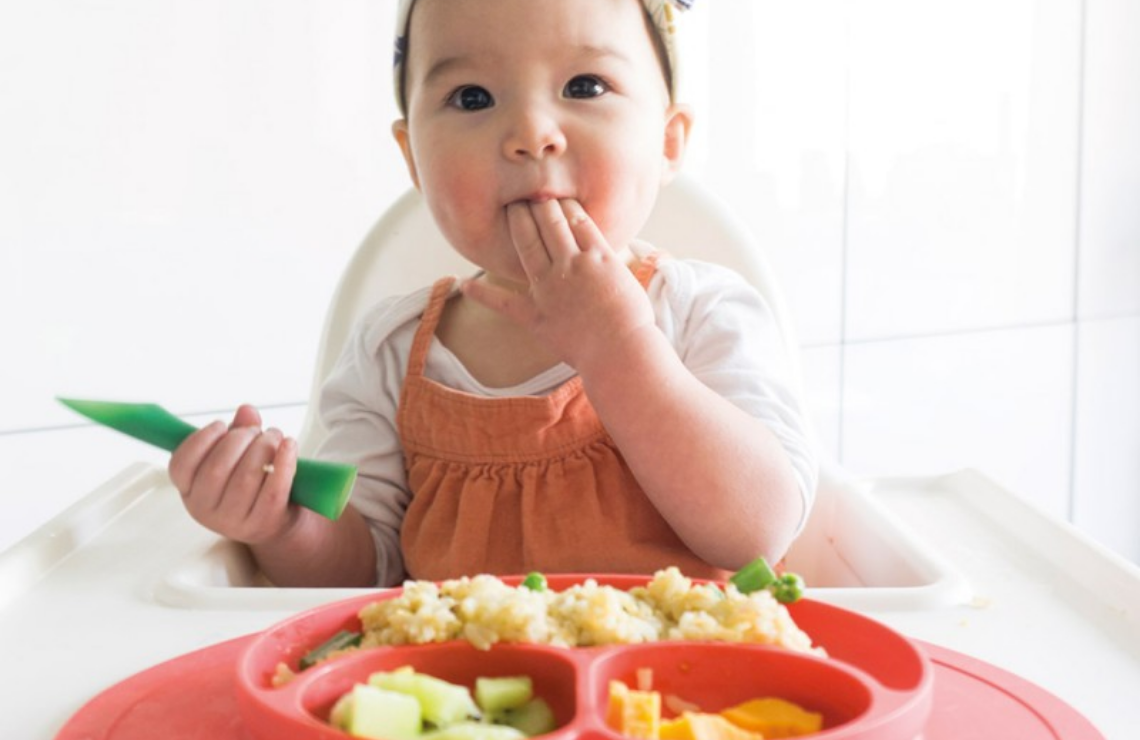 Apprendre à manger et à boire seul