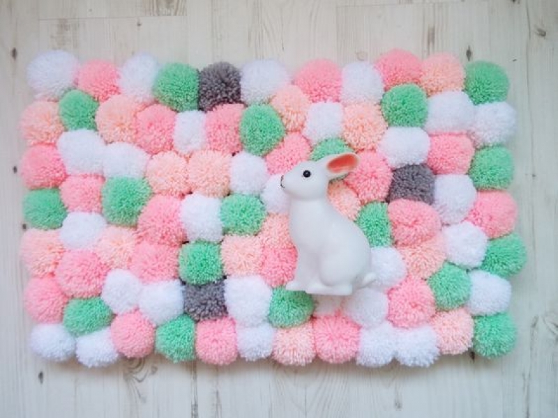 Réaliser un tapis de pompoms DIY