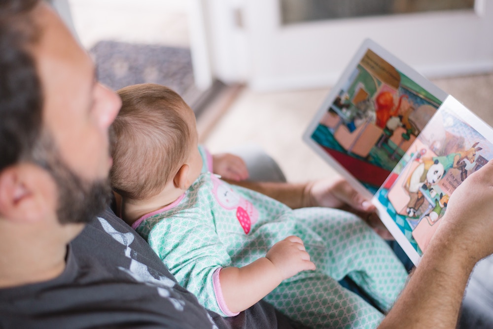 Lire un livre avec son enfant