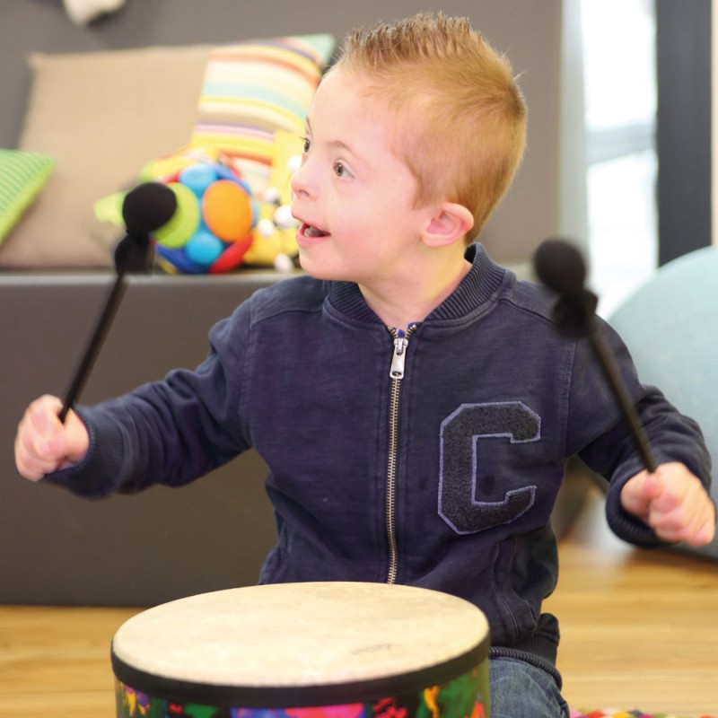 Un enfant qui joue du tambour.