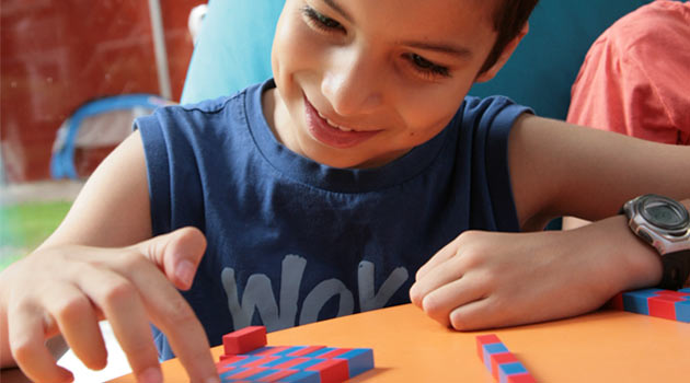 Enfant avec besoins particuliers découvrant : enseignement