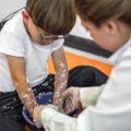 Un enfant joue avec de la mousse