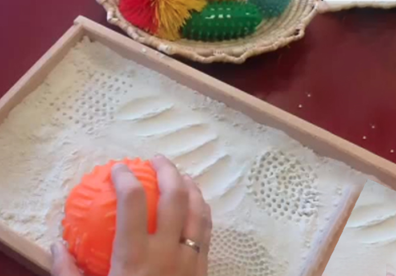 Un jeu de mémoire sensoriel avec du sable et des balles