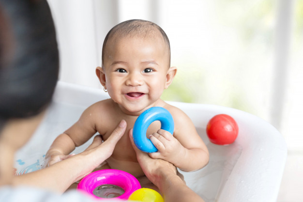 Les Mains De Bébé Jouent Avec Un Jouet Sensoriel Anti-stress