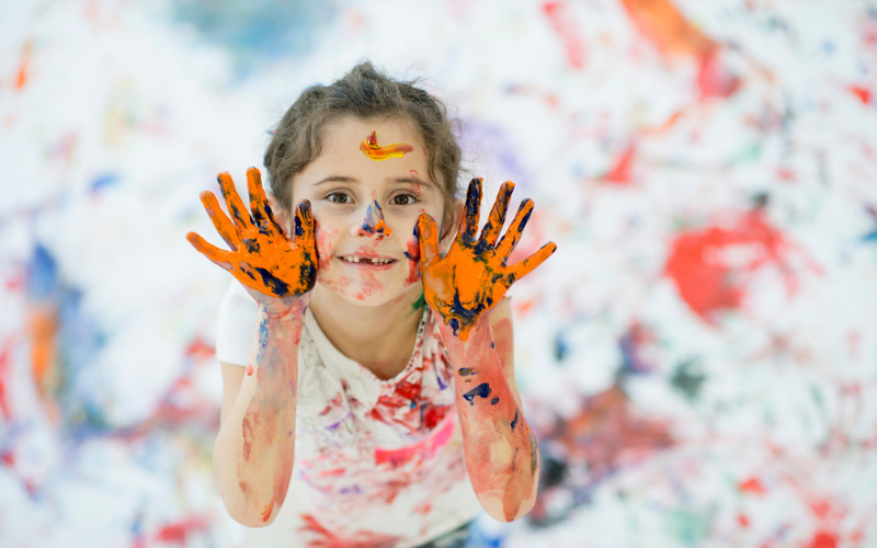 Un enfant avec de la peinture sur les mains