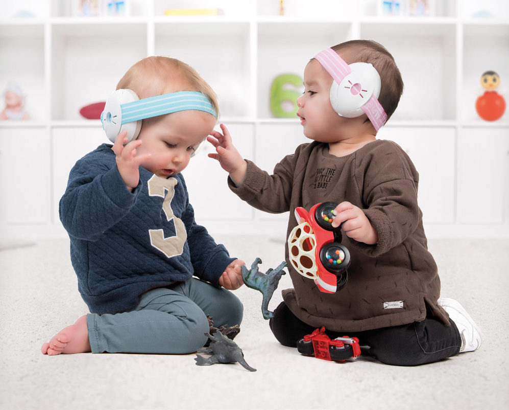 Deux bébés avec casque antibruit : les limites sensorielles de votre enfant