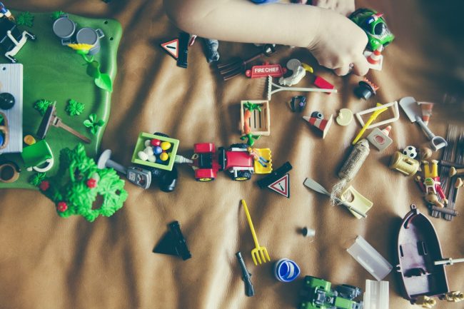 Tri des jouets de Noël pour les recycler ou les redonner