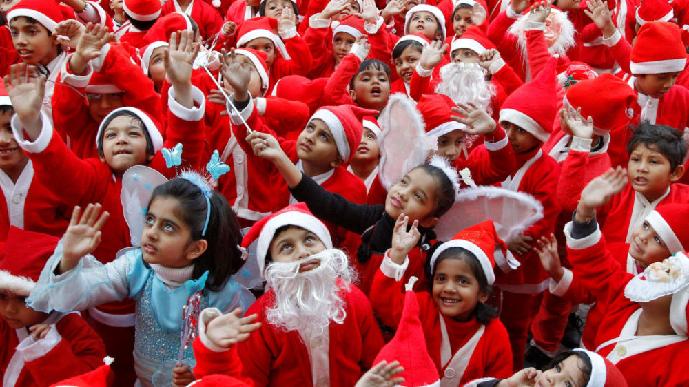 Des enfants déguisés en père Noël