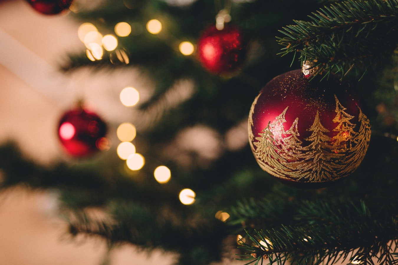 Sapin de noël avec boules pour adaptation aux enfants avec besoin spécifique