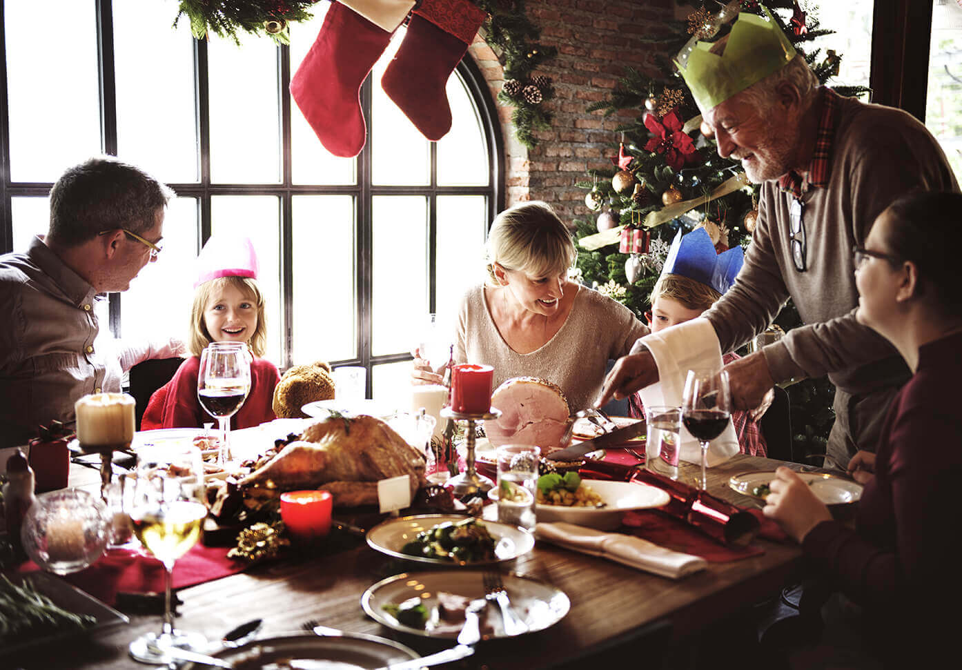 Une famille autour d'une table pendant le repas de Noël