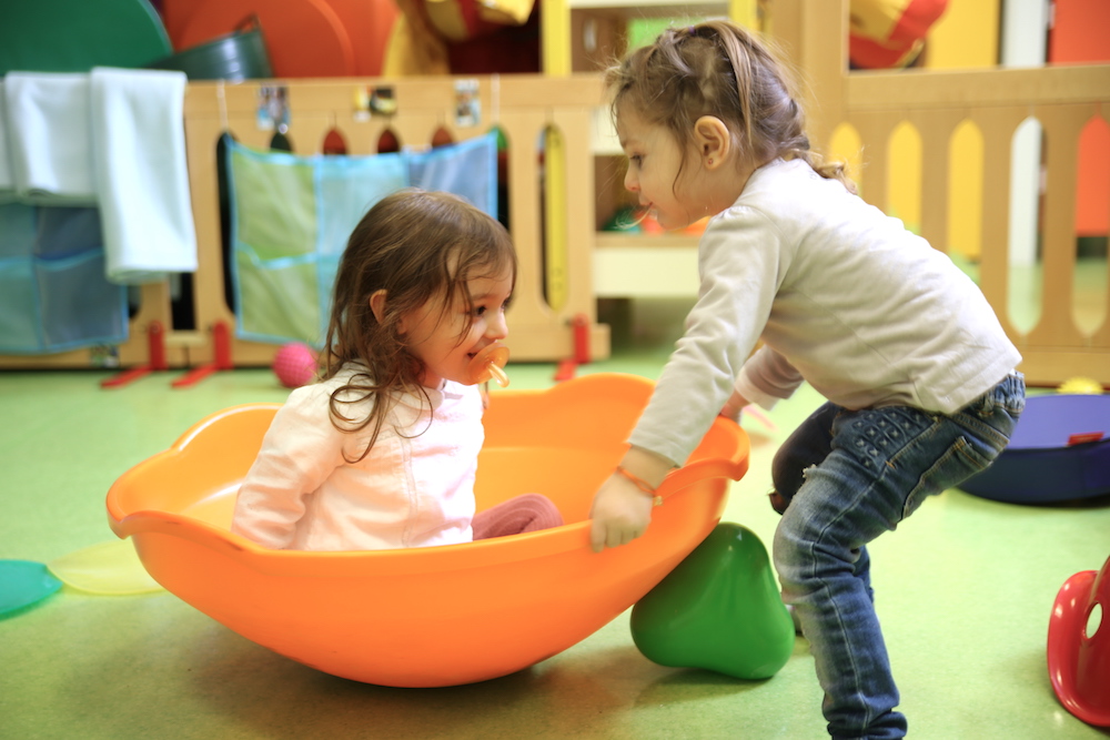 Enfants qui jouent à la toupie