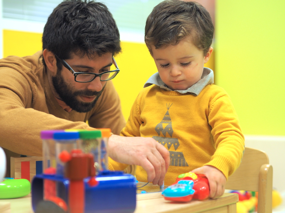 Un papa qui joue avec son enfant