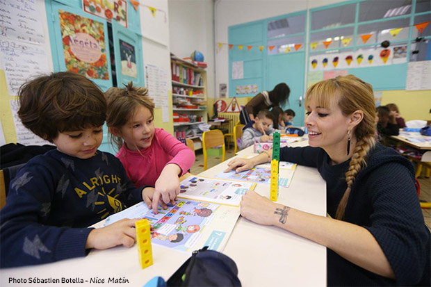 Des enfants apprennent les maths avec la méthode Singapour