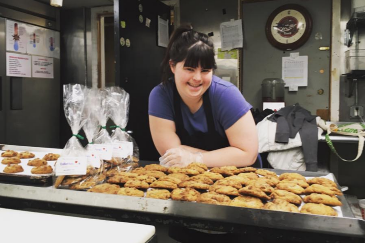 Trisomie 21 : Collette, patissière, et ses cookies. 