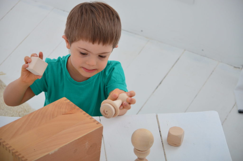 Un enfant joue avec des objets en bois
