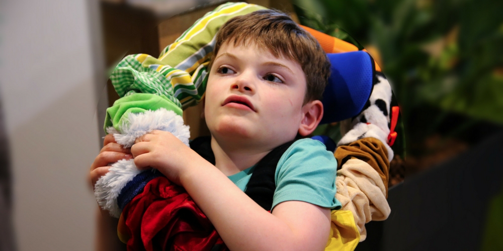 Clément et son écharpe sensorielle Hop Toys