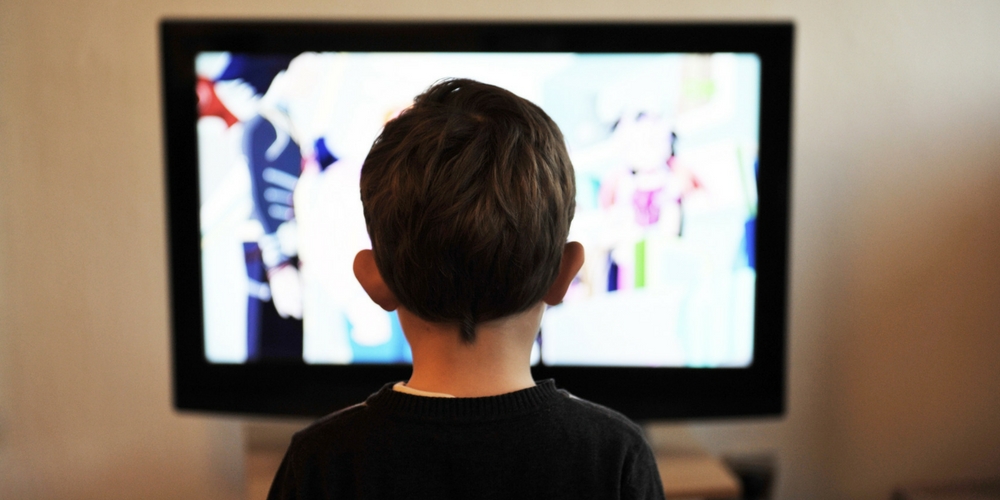 Enfant devant la TV