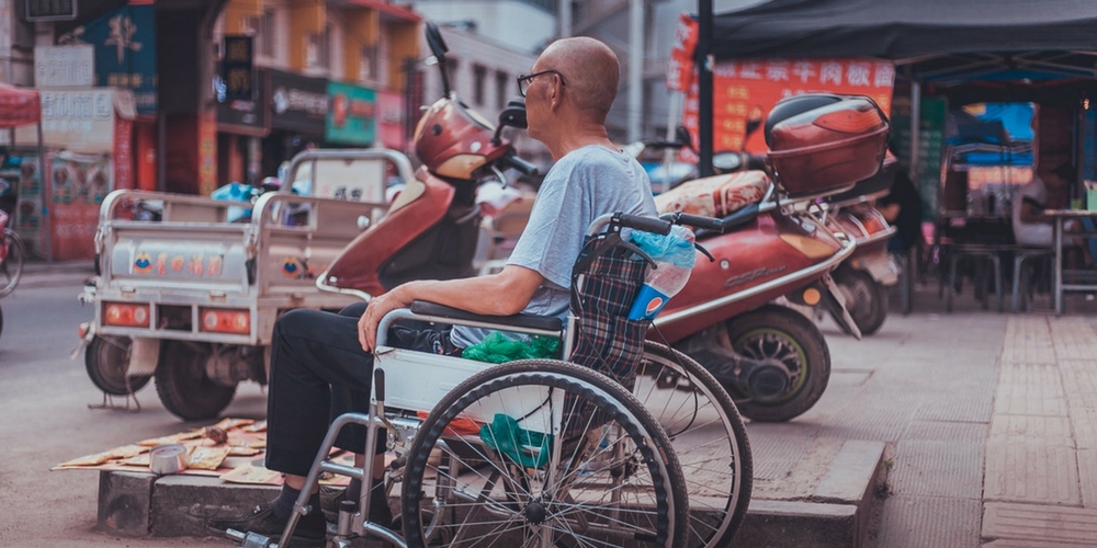 Un homme en fauteuil roulant