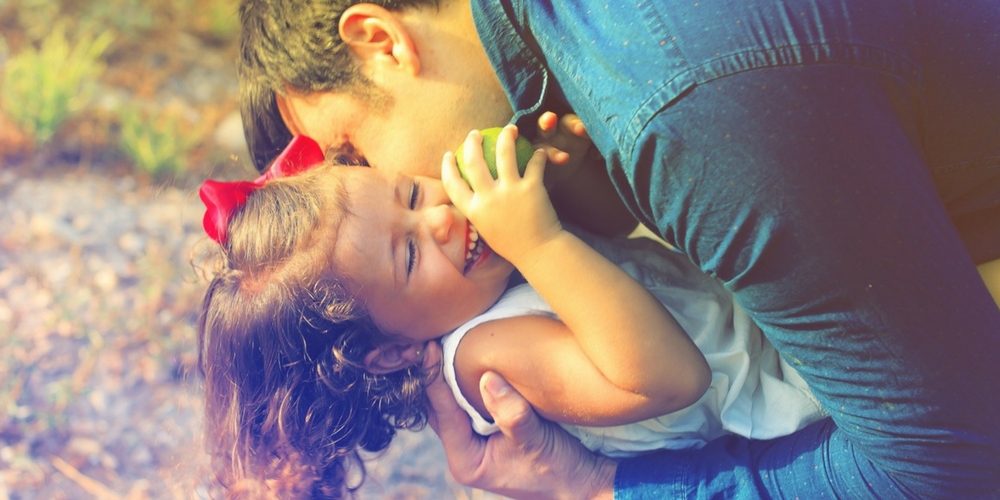 Une fille heureuse avec son père